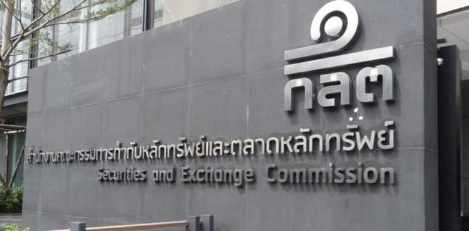 A sign for Thailand's Securities and Exchange Commission (SEC) is mounted on a dark stone wall, displaying both Thai and English text along with the SEC's circular logo. The image visually anchors the accompanying news about the SEC's new Travel Rule for licensed digital-asset operators.