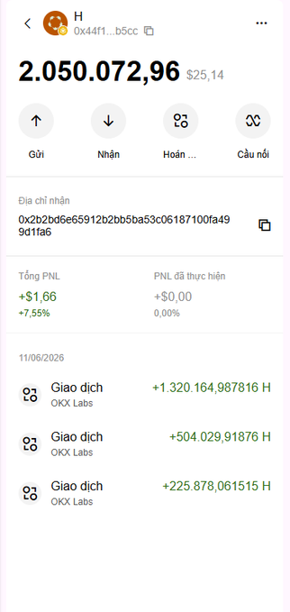 The image shows a phone screen displaying information about a cryptocurrency transaction, possibly an account balance or transaction details. The screen also contains text written in Vietnamese that includes a monetary value of $2.50,000, $5,000, and other relevant information related to the transaction. The overall atmosphere is somewhat serious, indicating that the user might be involved in managing their digital assets or making financial decisions.