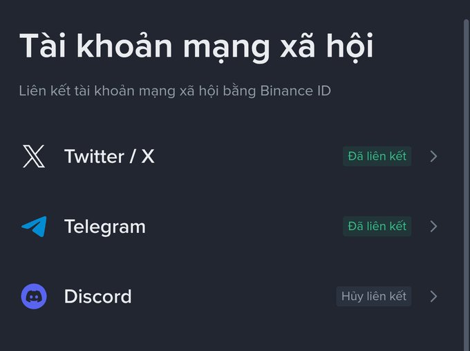 A Vietnamese-language Binance settings screen titled 'Tài khoản mạng xã hội' showing social media account connections via Binance ID, with Twitter/X and Telegram marked 'Đã liên kết' (Linked) and Discord marked 'Hủy liên kết' (Unlink).