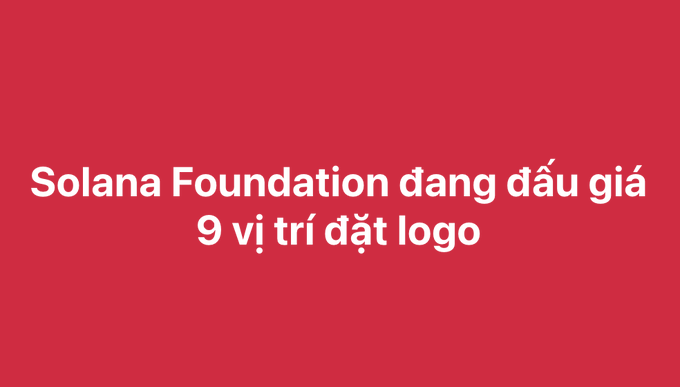 White text on a red background reads 'Solana Foundation đang đấu giá 9 vị trí đặt logo'.