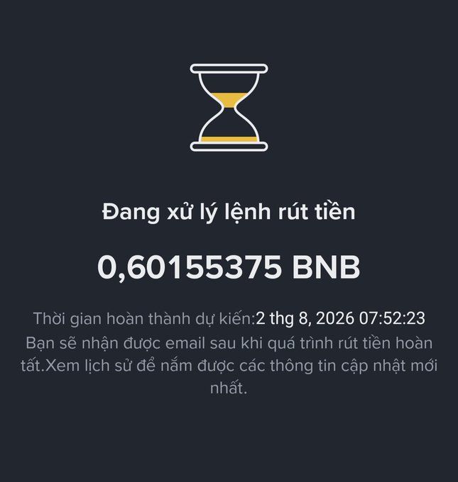 A Vietnamese-language withdrawal confirmation screen showing 'Đang xử lý lệnh rút tiền' (Processing withdrawal) for 0.60155375 BNB, with an expected completion date of August 2, 2026.