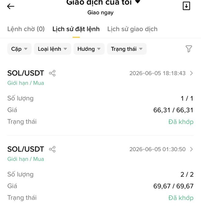 The image features an open screen of a cell phone displaying two lists written in a foreign language, possibly Chinese or Vietnamese, with information about buying and selling cryptocurrencies such as sol and usdt. The screen also shows the current time and date - approximately 6:19 PM on Tuesday, May 29th. This may be related to transactions or market data available for analysis by cryptocurrency enthusiasts.