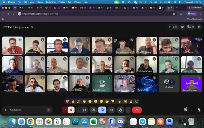 A Google Meet video conference titled "jpn-jdv-vua" displays a grid of 65+ participants including named attendees like "MBA Staking," "Stani Kulechov," "Sami Kassab," "Rafael Dvirniy," and "Lucas," confirming the post's claim of 125 builders gathering from around the world for an online meetup held at 2:17 PM.