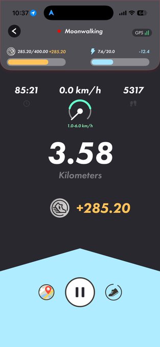 The image shows a phone screen displaying information about a walker's progress, including their speed and distance traveled. The phone has an icon for a step counter app that provides this data. The text in the image reads "およびずちせけずぜそぞただちつづてばぱひびぴふぶぷへぺほぼぽまみべぺほぼぽまみみみみみみみみみみみみみみみみみみみみみみみみみみみみみみみ