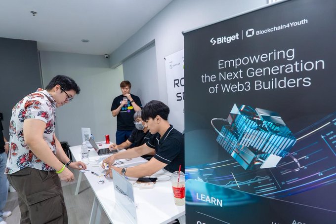 ents of a webinar, including "Biteet", "Blockchain. Youth", and "Web Builders" banners, are displayed on a black banner with white text.