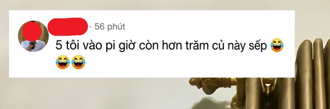 A Vietnamese-language Facebook comment reading '5 tỏi vào pi giờ còn hơn trăm củ này sếp' with laughing emojis, overlaid on an image of brass bullet casings.