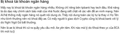 The image displays a Vietnamese text article titled "Bị khóa tài khoản ngân hàng" (Bank account locked), discussing how many crypto accounts are being locked by banks without explanation, with users being advised to contact the BCA police if they fall victim to fraud.