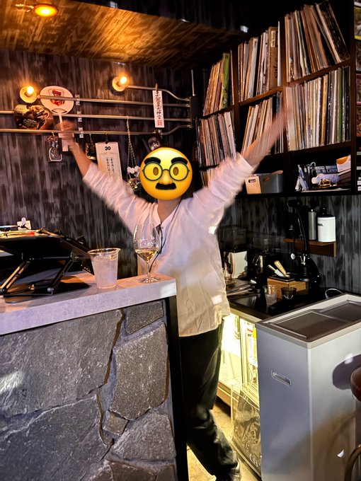 A staff member raises both arms enthusiastically behind a record-filled bar, with a large “30” visible on the wall. The post’s note about changing from a day off to working until morning is reflected in the lively, energetic pose.