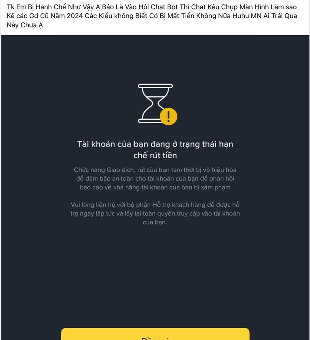 A dark notification screen with Vietnamese text at the top and an hourglass icon with a warning symbol. The main text reads 'Tài khoản của bạn đang ở trạng thái hạn chế rút tiền' (Your account is in a restricted withdrawal state), indicating a Binance account restriction.
