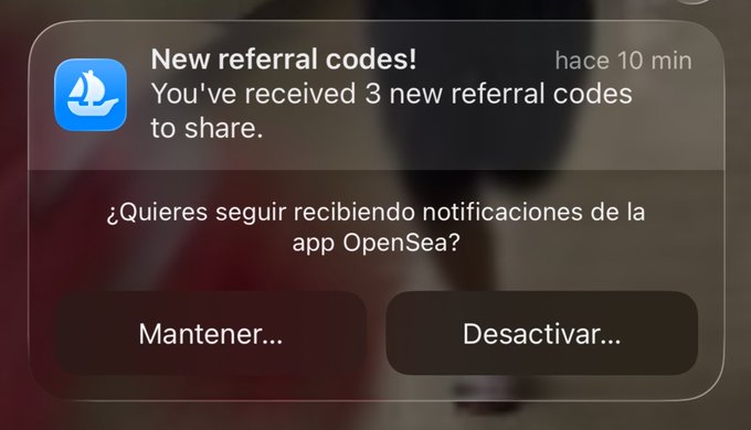 A mobile notification from the OpenSea app reading 'New referral codes! You've received 3 new referral codes to share' (hace 10 min), with a Spanish prompt asking if the user wants to continue receiving notifications, offering 'Mantener...' and 'Desactivar...' options.