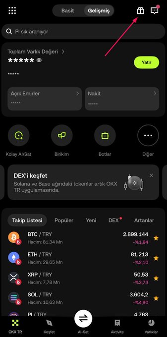 Screenshot of the OKX TR cryptocurrency app interface in Turkish, showing a portfolio dashboard with a total balance section, a "Yatır" (Deposit) button, and a watchlist displaying real-time prices for BTC, ETH, XRP, SOL, and PI against TRY, with a red arrow pointing to the gift/rewards icon at the top of the screen.
