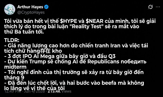 The image shows a social media post with a black background, featuring a tweet that reads "Tù vai ban vân có thệ tín hý có là Anh @CryptoHayes Đù má, mới hôm nào gọi là Thánh xong Hôm nay anh đã sạch $HYPE và $NEAR Lý do là Anh @ Cryptoaddress". The post is about the tweet's author and the context of the conversation, which seems to be related to a political issue or some controversial topic.