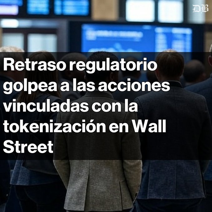 A Spanish-language headline from 'The New York Times' reading 'Retraso regulatorio golpea a las acciones vinculadas con la tokenización en Wall Street' overlaid on an image of people looking at screens.