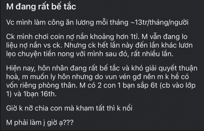 The image shows a Vietnamese Facebook message where a person describes being in a dire situation: earning only ~13 million VND/month, their spouse losing over 1 billion VND in crypto and repeatedly borrowing money from them, an unhappy marriage with no personal savings, two young children (6th grader and a 10th grader), and questioning what to do since they can't split custody while in debt. It illustrates the post's theme about a crypto trader's real-life struggles—marriage on the brink, massive debt, and young children—with no clear path forward.