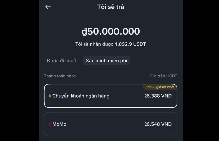 A Vietnamese mobile app screen showing a 50,000,000 đ withdrawal transaction with options for bank transfer and MoMo payment methods.