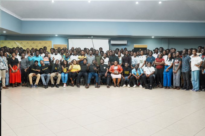 A large group of attendees poses for a group photo at the Binance Xperience event in Takoradi, with some wearing branded t-shirts during the TradFi and bStocks session. The post celebrates the successful meetup, highlighting the energy and inspired discussions shared among the enthusiastic crowd.