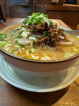 A steaming bowl of miso ramen topped with seasoned ground meat, chopped green onions, and bean sprouts sits on a wooden table, ready to be enjoyed after a rainy-day walk.

The post mentions enjoying a "miso ramen" after exercising in the rain, which matches the image perfectly—showing a hearty bowl of miso ramen as a post-walk reward, tying into the fitness-focused #STEPN and #SuperWalk activities mentioned.