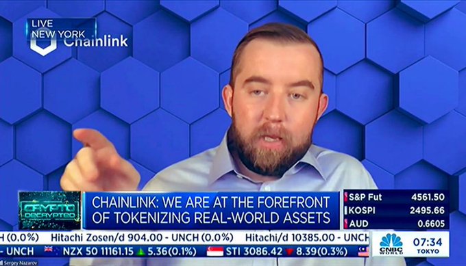 A CNBC news broadcast shows a man with 'LIVE NEW YORK Chainlink' displayed, with the headline 'CHAINLINK: WE ARE AT THE FOREFRONT OF TOKENIZING REAL-WORLD ASSETS' alongside market data including S&P Fut 4561.50.