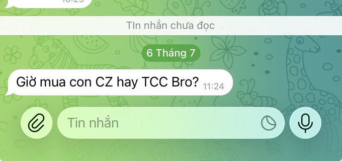 A Vietnamese chat message dated '6 Tháng 7' (July 6) asking 'Giờ mua con CZ hay TCC Bro?' (Now buy CZ or TCC Bro?), timestamped 11:24.