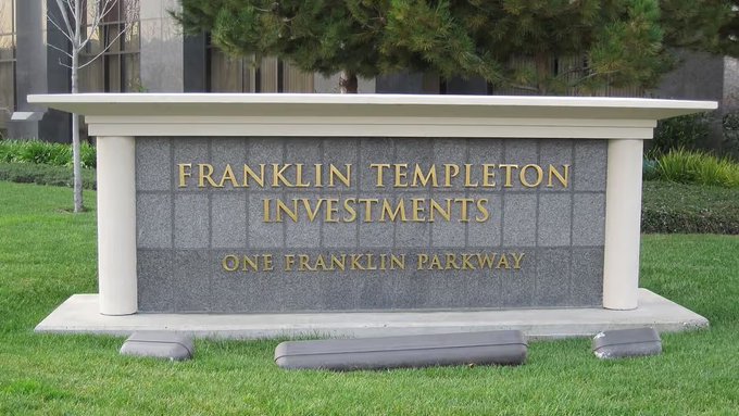 An outdoor stone monument sign with gold lettering reads "FRANKLIN TEMPLETON INVESTMENTS" and "ONE FRANKLIN PARKWAY" on a grassy lawn.