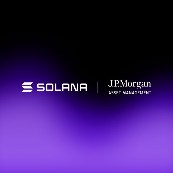 A black-and-purple graphic shows the SOLANA logo alongside “J.P. Morgan ASSET MANAGEMENT,” separated by a vertical line. It illustrates the announcement that JPMorgan Asset Management’s tokenized money market funds, MONY and JLTXX, are live on Solana for qualified U.S. investors through Morgan Money.