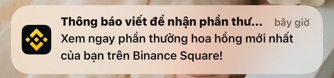 A Binance notification in Vietnamese reading 'Thông báo viết để nhận phần thưởng: Xem ngay phần thưởng hoa hồng mới nhất của bạn trên Binance Square!' (bây giờ/now), featuring the Binance logo.