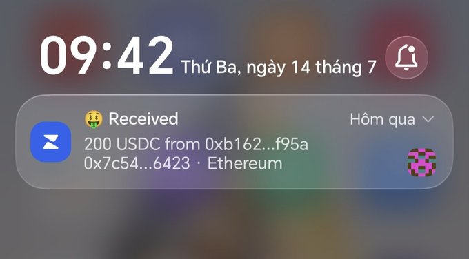 A smartphone lock screen notification in Vietnamese showing the time 09:42 on Tuesday, July 14, with a 'Received' alert for 200 USDC from an Ethereum address.