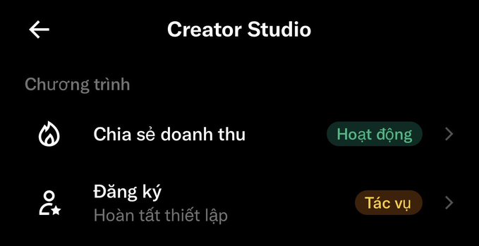 The image shows a phone screen with an app called "Creator Studio" displayed, along with some text written in another language. The app has three buttons labeled "Chào buổi sáng mọi người Hôm qua em đân bài nói", which translates to "Chào buổi sáng mọi người Hôm qua em đân bài nói" and "Dãng khôn hình có khôn hình là tính tiên lại hết". The app is located in the bottom right corner of the screen.