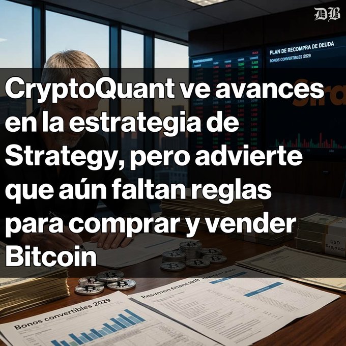 The image shows a financial office setting with a person analyzing documents, stacks of cash, gold coins, and Bitcoin tokens on a desk, alongside market data displays and papers labeled "Bonos convertibles 2029" and "PLAN DE RECOMPRA DE DEUDA." The overlaid Spanish headline reads "CryptoQuant ve avances en la estrategia de Strategy, pero advierte que aún faltan reglas para comprar y vender Bitcoin," which aligns with the post's discussion of CryptoQuant's warning about Strategy's lack of clear Bitcoin trading rules despite improvements in capital management.