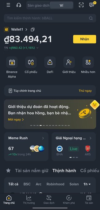 A Binance app screenshot in Vietnamese showing a Wallet1 balance of đ83.494,21 with options like Binance Alpha, Cổ phiếu, DeFi, and categories like Meme Rush.