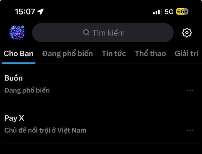 The image shows a phone screen with a message from someone named Tim Kieem. The message appears to be in Vietnamese, as indicated by the language settings displayed on the screen. The text of the message reads "Cho ban Dang phan biên tin tục Thâo giá tri", which translates to "Tim Kieem" and "I am a fan". The phone is located in the top left corner, while the message is displayed on the right side.