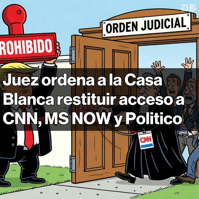 A cartoon showing a Trump-like figure holding a 'PROHIBIDO' (Forbidden) sign outside a courtroom labeled 'ORDEN JUDICIAL,' with overlaid Spanish text stating: 'Judge orders the White House to restore access to CNN, MS NOW and Politico.'