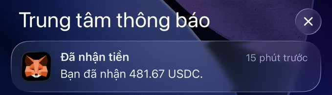 A digital notification in Vietnamese reading 'Trung tâm thông báo' (Notification Center) states 'Đã nhận tiền' (Money received) showing 'Bạn đã nhận 481.67 USDC' (You have received 481.67 USDC), timestamped '15 phút trước' (15 minutes ago).