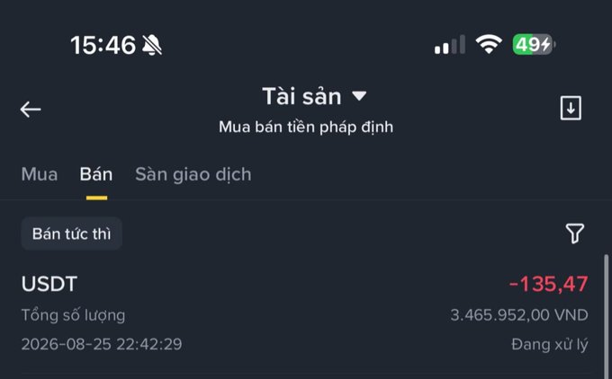 A mobile app screenshot in Vietnamese showing a Binance 'Tài sản' (Assets) screen with a USDT sell order of -135,47 dated 2026-08-25.