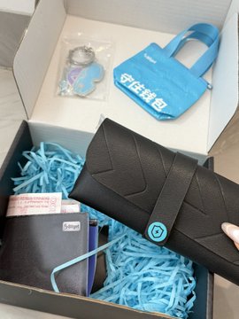 The image features a black leather wallet placed inside a box, with a blue bag sitting next to it. The wallet has a keychain attached to it, which says "Miki" on it. The box also contains other items such as a wallet, a keychain, and some money. The post in the image is about security measures for online transactions and emphasizes the importance of protecting one's personal information while using digital services.