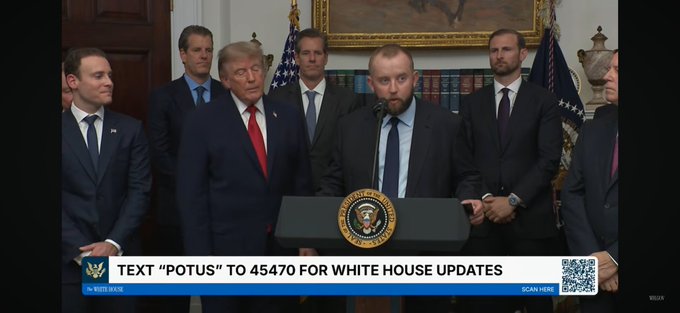 The image shows a press conference at the White House with several officials standing behind a podium bearing the presidential seal, with Donald Trump visible among them. A news ticker at the bottom reads "TEXT 'POTUS' TO 45470 FOR WHITE HOUSE UPDATES" alongside a QR code.

The image doesn't appear to relate to the post about Chainlink ($LINK) cryptocurrency—the post's commentary seems unrelated to the political press conference depicted, suggesting the poster may be juxtaposing political news with crypto hype, or the image was used as a reaction meme to signal upcoming announcements.