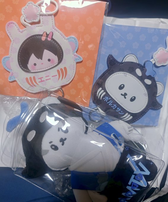 A collection of Chiikawa character merchandise, including a plush toy of the black cat 'Kurage-san' (ボルガさん) and keychains featuring a bunny character (うさぎ).