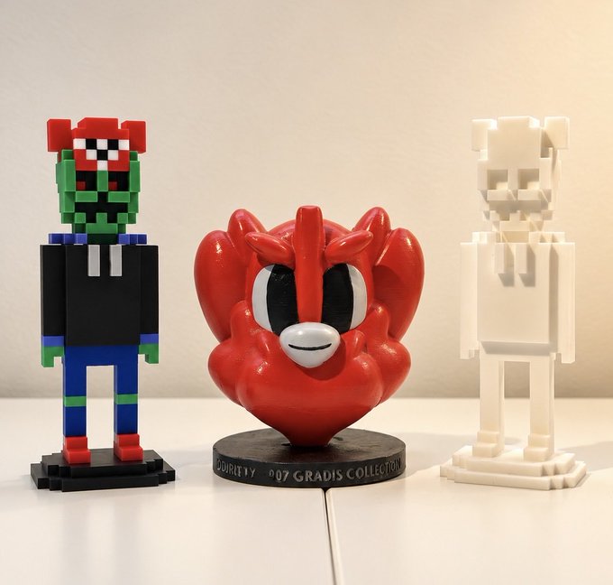 Three collectible figures are displayed: a Minecraft zombie, a red anatomical heart labeled 'DOROTHY 007 GRADIS COLLECTION', and a white skeleton figure.