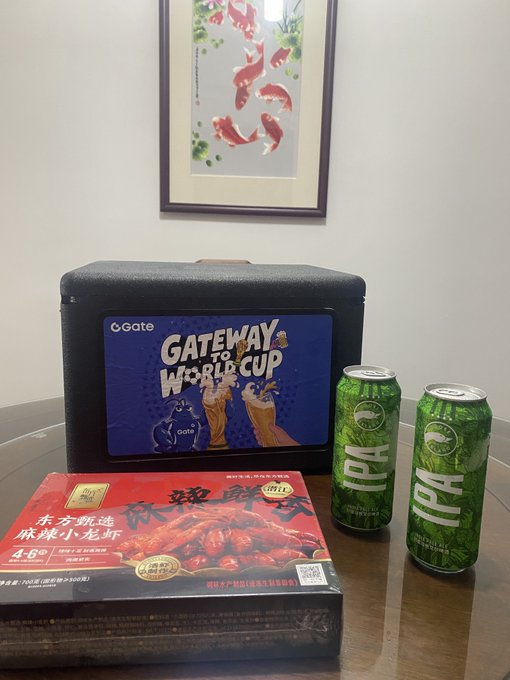 A "Gateway to World Cup" Gate snack box is displayed alongside two cans of Gate IPA beer and a 4-6 person serving of "麻辣小龙虾" (Spicy Crayfish) on a table, perfectly capturing the post's theme of enjoying beer, crayfish, and the World Cup finals together.