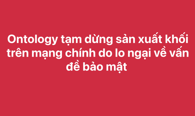 A red graphic with white Vietnamese text reading 'Ontology tạm dừng sản xuất khối trên mạng chính do lo ngại về vấn đề bảo mật.'