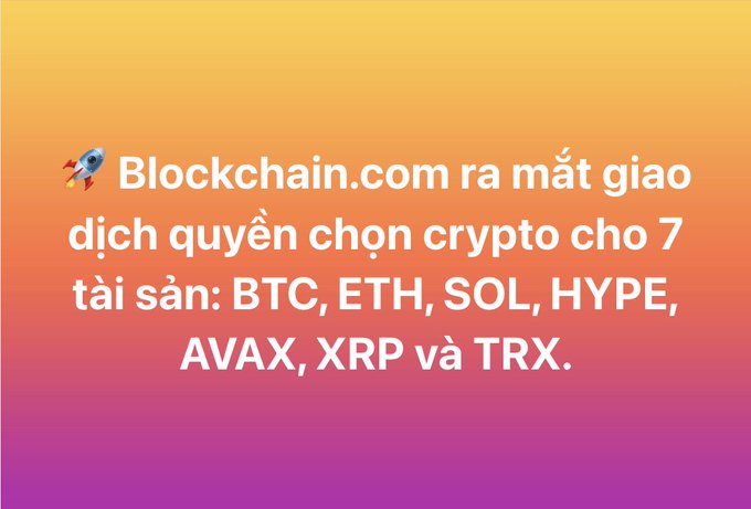 A colorful gradient card with a rocket icon reads: “Blockchain.com ra mắt giao dịch quyền chọn crypto cho 7 tài sản: BTC, ETH, SOL, HYPE, AVAX, XRP và TRX.”