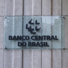 The image shows a sign for "Banco Central do Brasil" (the Central Bank of Brazil) mounted on a building, featuring the institution's geometric logo. This relates to the post as it depicts the regulatory body responsible for issuing Resolution BCB No. 588, which will require reporting of self-custody wallet transfers of $10,000 or more starting October 1.