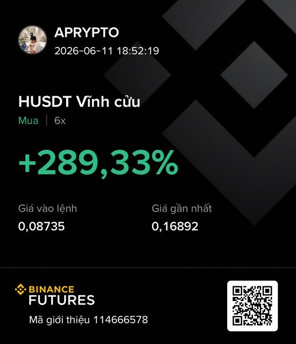The image shows a screenshot of an online platform where users are selling Bitcoins for various amounts, as indicated by the numbers visible on the screen. The post appears to be a tutorial or guide about buying Bitcoin from this marketplace, which can be found titled "Hãy tham lam khi người khác sợ hãi", which translates to "How to Buy Bitcoins". The text also mentions that the Bitcoin price has been +29.89% and 0.66.
