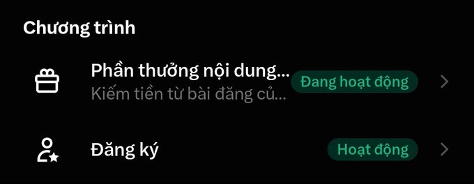 A Vietnamese app menu screen titled 'Chương trình' (Programs) showing options 'Phần thưởng nội dung...' (Content rewards) marked 'Đang hoạt động' (Active) and 'Đăng ký' (Register) marked 'Hoạt động' (Active).