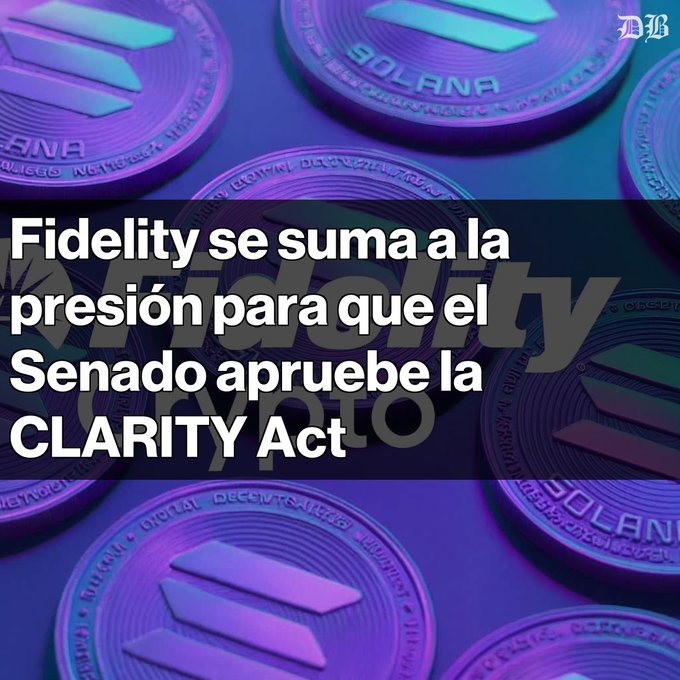 A news graphic with Solana cryptocurrency coins in the background and Spanish text reading "Fidelity se suma a la presión para que el Senado apruebe la CLARITY Act."