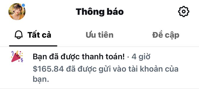 A Vietnamese-language notification screen from the TikTok app indicating a payment of $165.84 has been deposited to the user's account 4 hours ago.