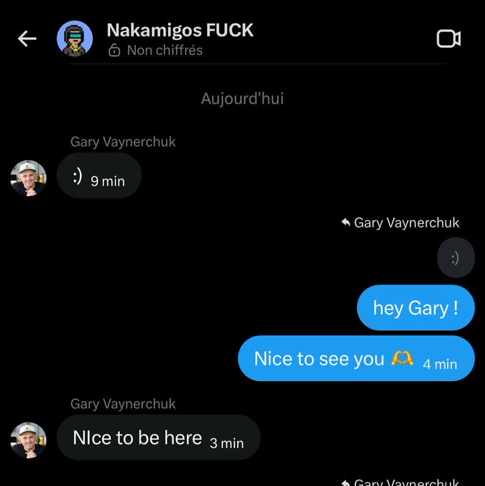 A Messenger conversation with 'Nakamigos FUCK' showing an unencrypted chat ('Non chiffrés') in French, where the user exchanges greetings with Gary Vaynerchuk.