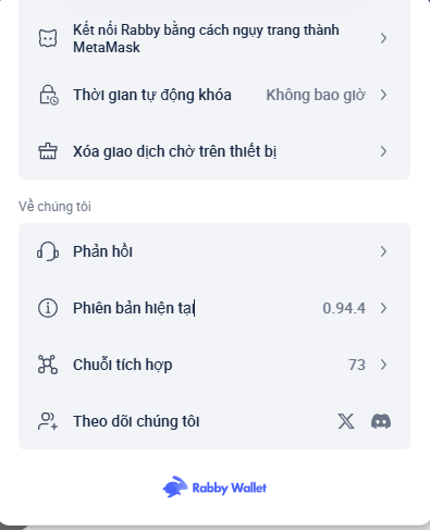 The image shows the "About Us" (Về chúng tôi) section of Rabby Wallet's settings menu in Vietnamese, displaying version 0.94.4 alongside options for Feedback, Integrated Chains (73), and social media links. This relates to the warning about a critical security vulnerability in Rabby Wallet, advising users to update to the latest version to protect against malicious dApps that can hide signature confirmation windows.