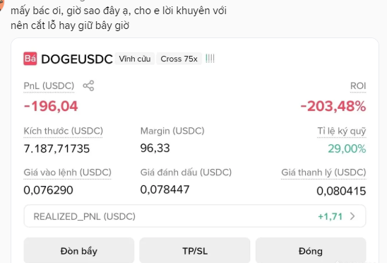Trading interface screenshot for the DOGEUSDC perpetual contract showing significant losses with PnL at -196.04 USDC and ROI at -203.48%, with Vietnamese text asking for advice on whether to cut losses or hold.
