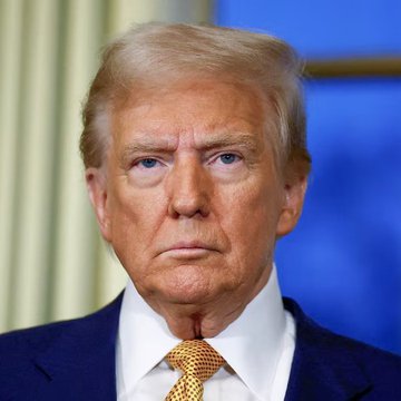 The image shows Donald Trump, whose name is not mentioned in the text. The text clarifies that WLFI did not receive approval to become a full commercial bank, but rather a narrow national trust-bank charter.